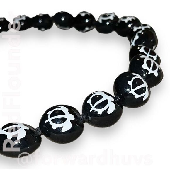Hand-Painted Black Hawaiian Kukui Nut Necklace with White Turtle Designs - Picture 5 of 7